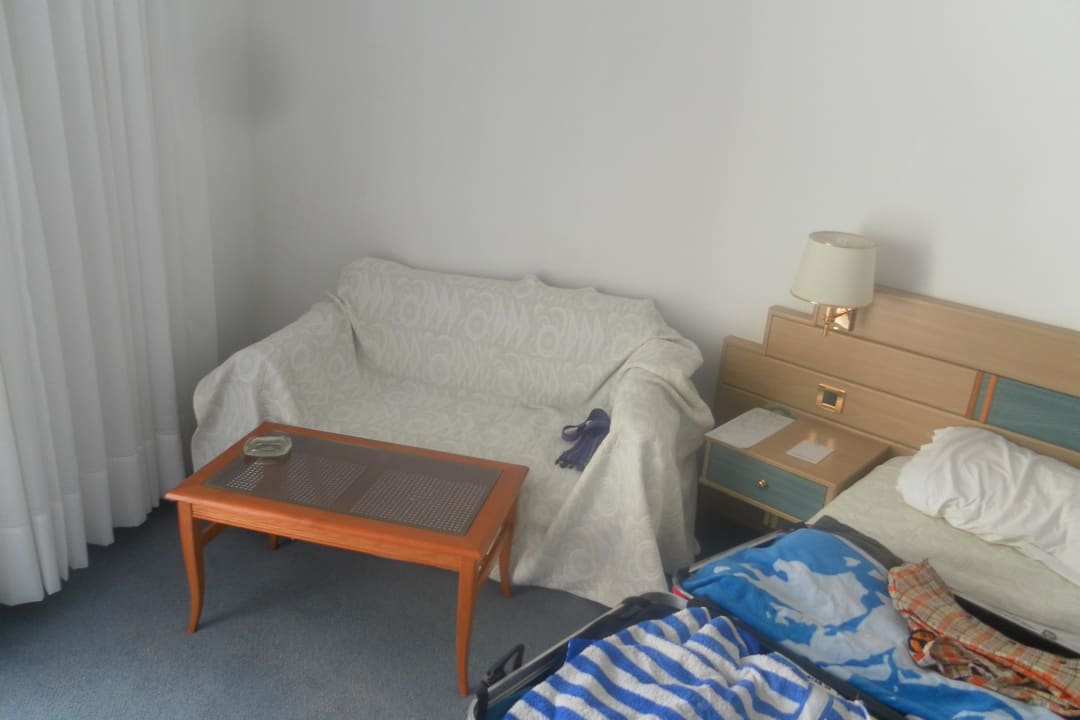 Hälfte des Doppelbettes und der Couch Pallini Beach Hotel