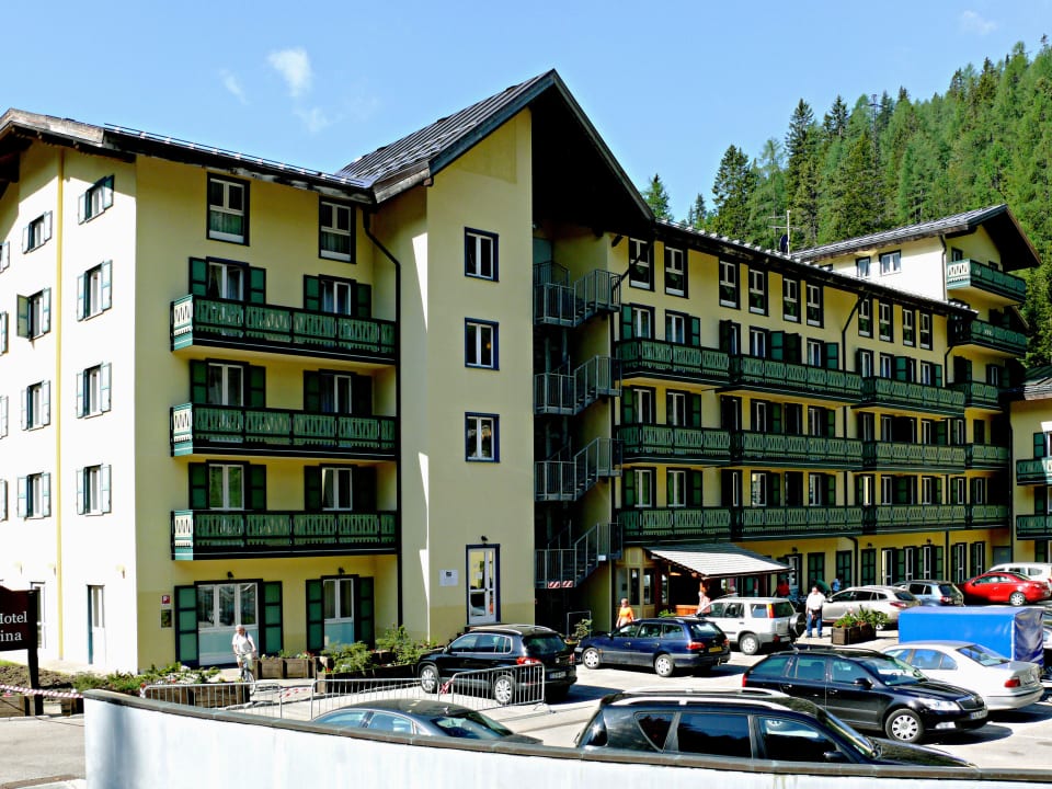 Hotel von der Rückseite / Parkplatz Grand Hotel Misurina