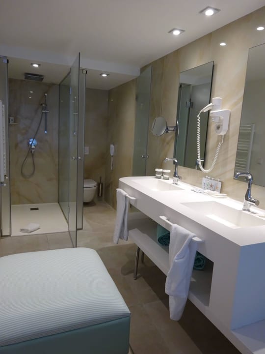 Mit Blick in Dusche und WC Iberostar Selection Playa de Palma