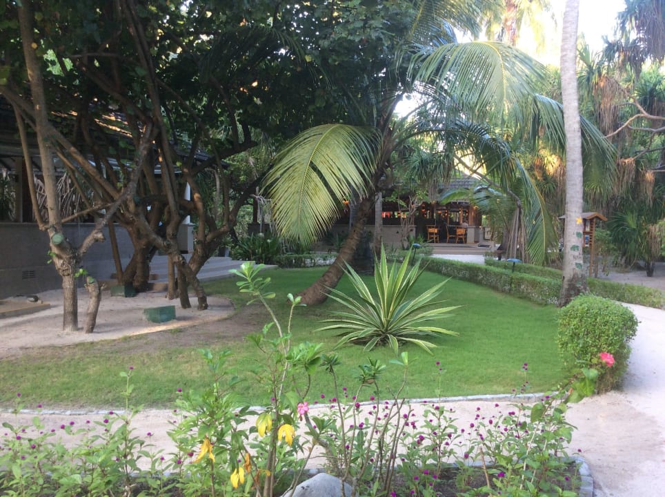 Der Gärtner ist fleissig Adaaran Select Meedhupparu Island Resort - Premium All Inclusive