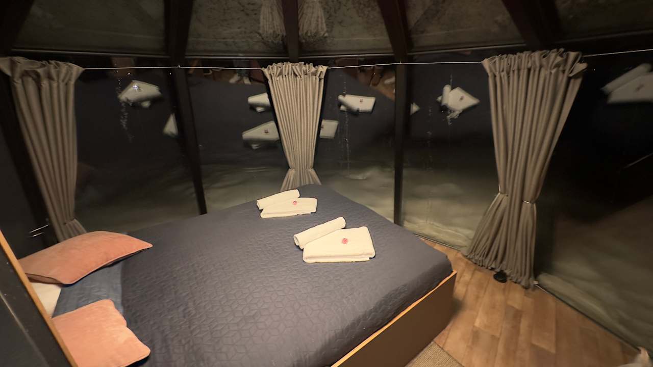 Zimmer Aurora River Camp Glass igloos & cabins