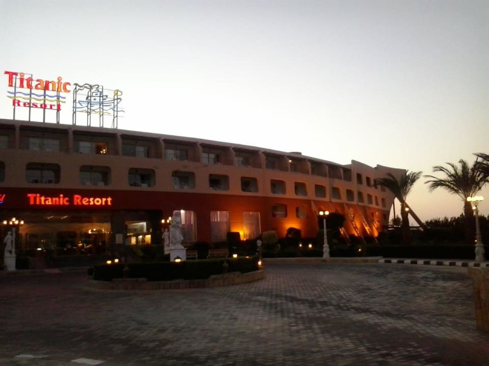 Frontansicht mit Eingangsbereich Titanic Resort & Aqua Park