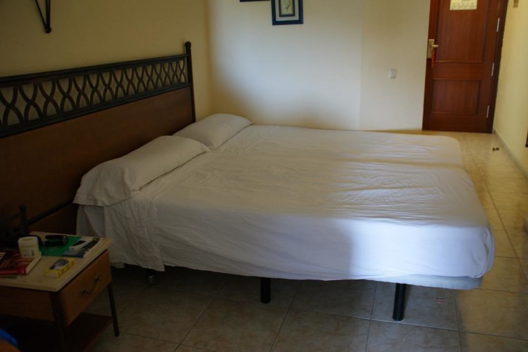 Zwei Einzelbetten zusammengeschoben ungleich hoch HOVIMA Santa Maria