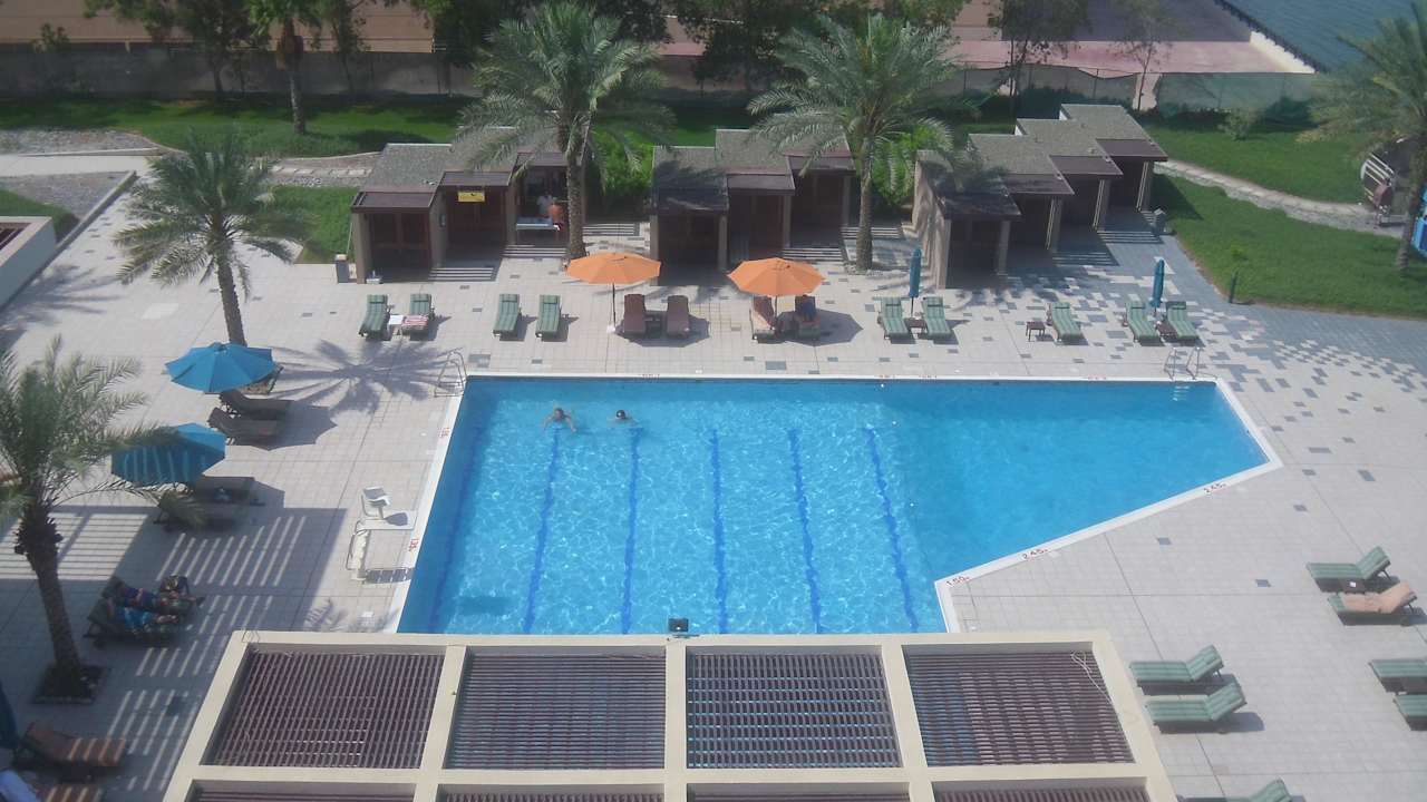 Blick vom Zimmer auf den Pool Hilton Garden Inn Ras Al Khaimah