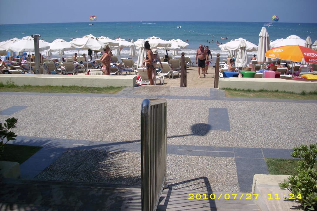 Blick zum Strand über die neue Strandpromenade Side Star Beach