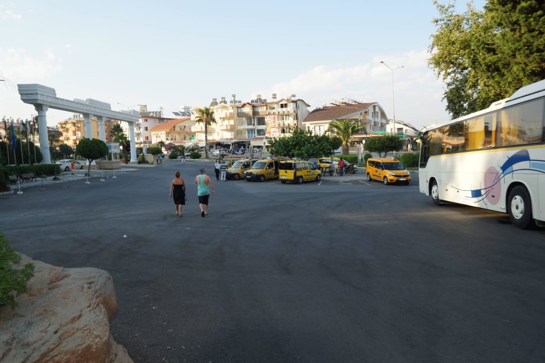 Vor dem Hotel Melas Holiday Village