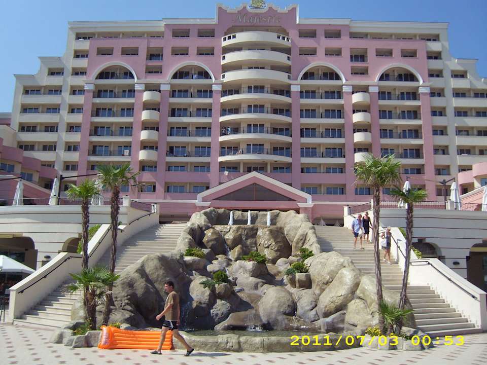 Hotel hinten DIT Majestic Beach Resort
