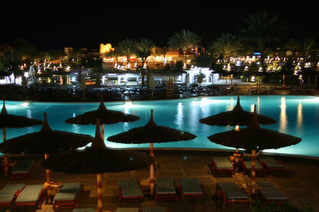 Aublick vom Haupthaus in Richtung Strand bei Nacht Pickalbatros Dana Beach Resort - Hurghada