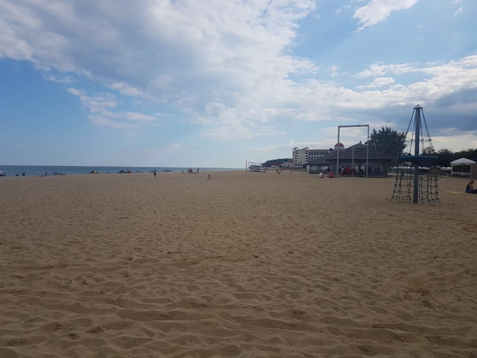 Breiter Strand ohne Grünpflanzen HVD Clubhotel Miramar