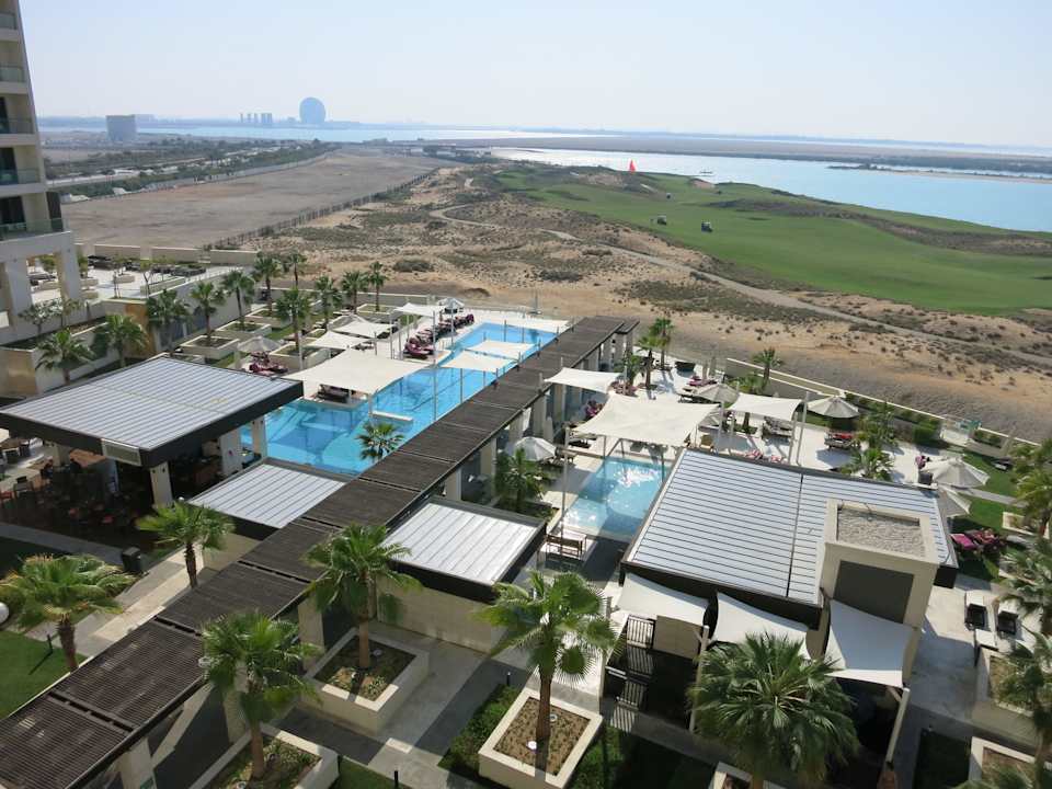 Blick auf die Pool- und Gartenanlage Crowne Plaza Hotel Yas Island
