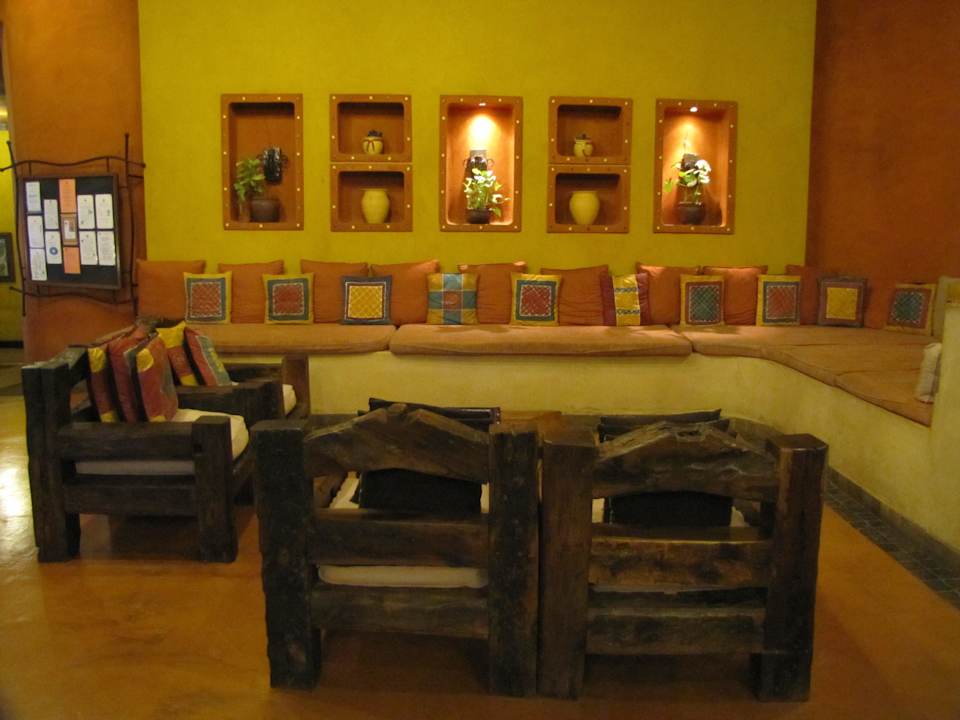 Sitzgruppe im Eingangsbereich Hotel Serengeti Sopa Lodge