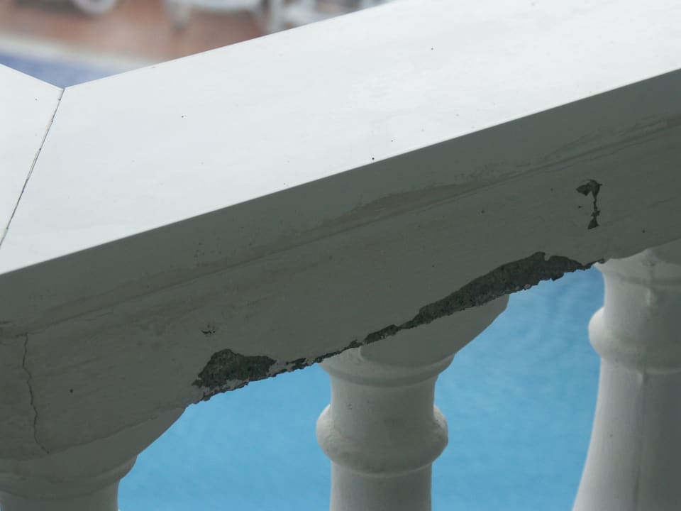 ...hier pröckelt es, ab in den Pool BLUESEA Lagos de Cesar