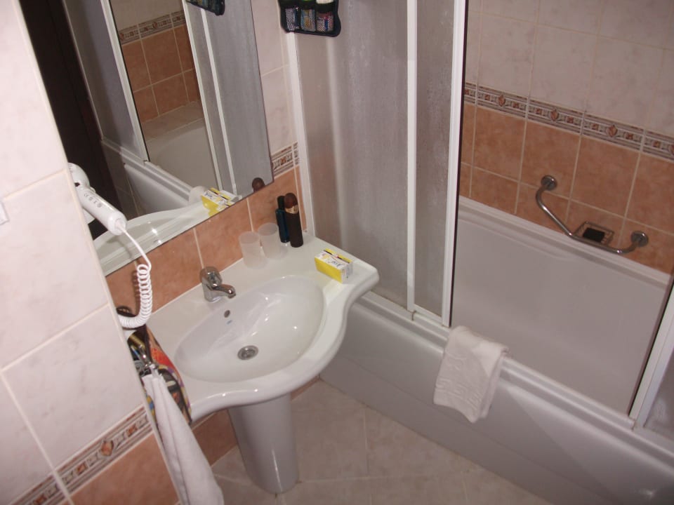 Bad im Zimmer 623 Club Turtas Beach Hotel