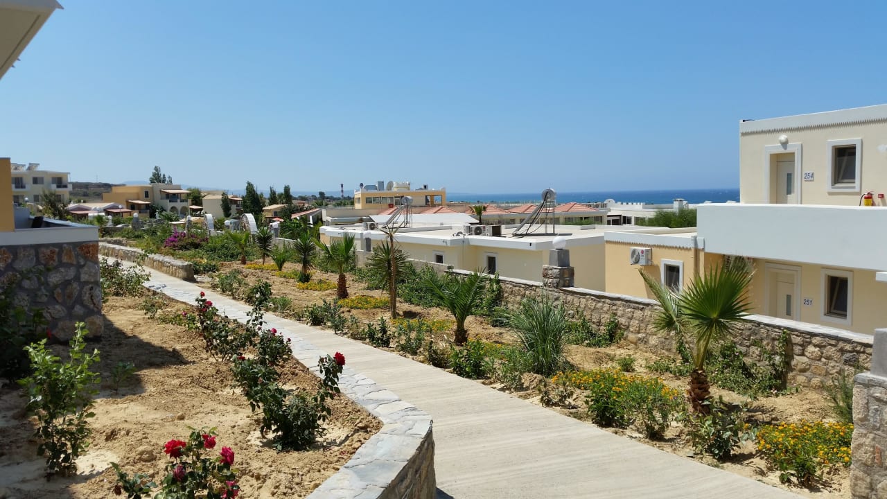 Weg zwischen den Apartements Hotel Kouros Palace