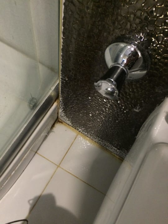 Schimmel auch am Boden des Badezimmers Maya World Park Hotel