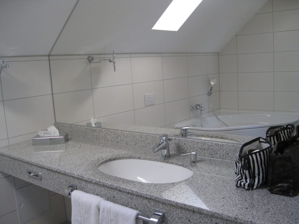 Riesige Ablage im Bad Hotel Aquamarin