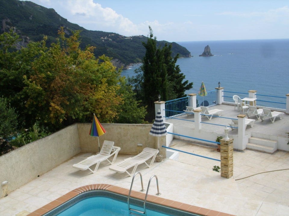 Pool und Ausblick am Tag Studios & Appartements Belvedere