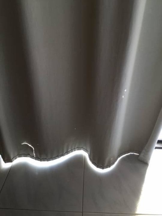 Verschlissener Vorhang SBH Hotel Taro Beach