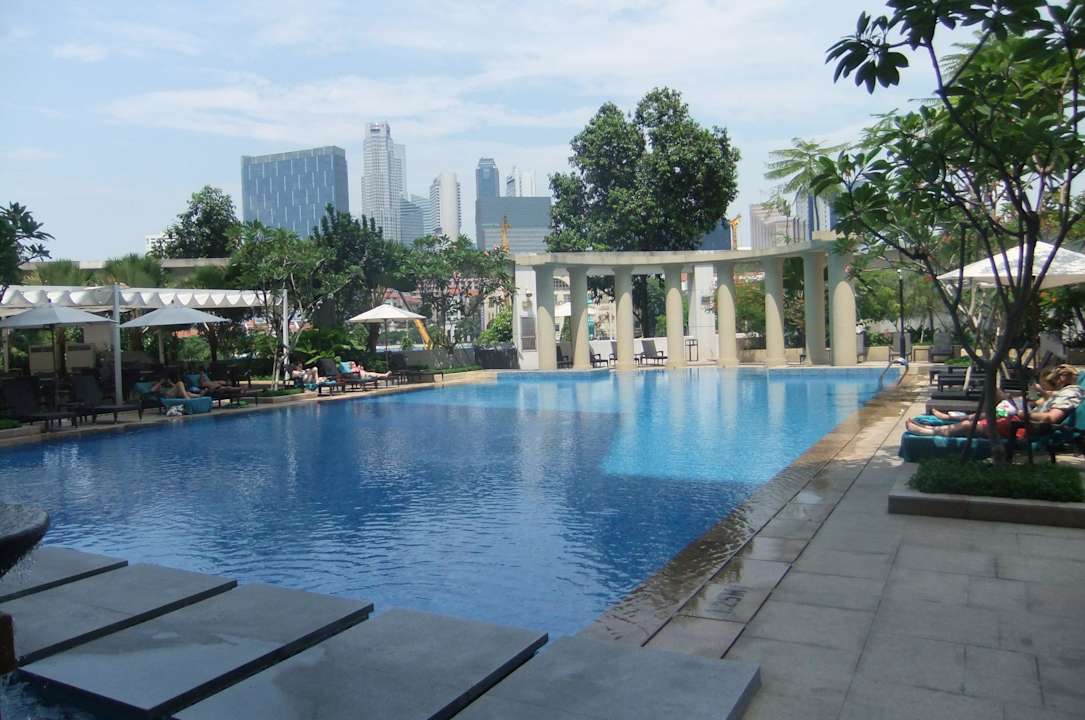 Schöner Pool The Robertson House by the Crest Collection