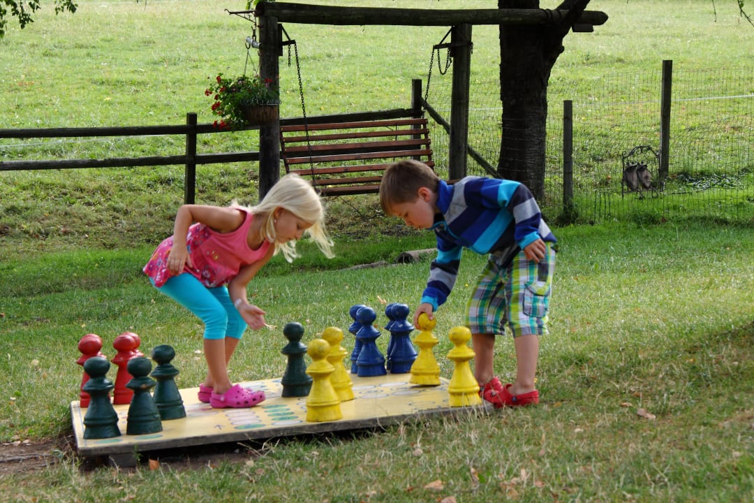 Am Spielplatz Bauernhof Forellenhof