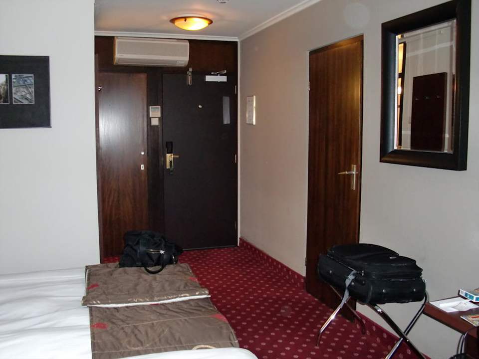 Zimmer mit Durchgangstür Golden Tulip Hotel Central