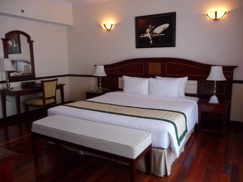 Schlafbereich mit Schreibtisch und Ablagebank Hotel Saigon-Dalat