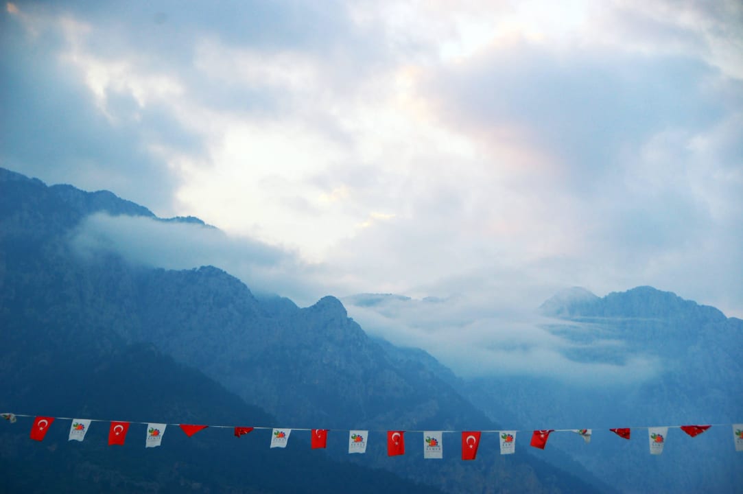 Облака ниже вершин гор Armas Gül Beach