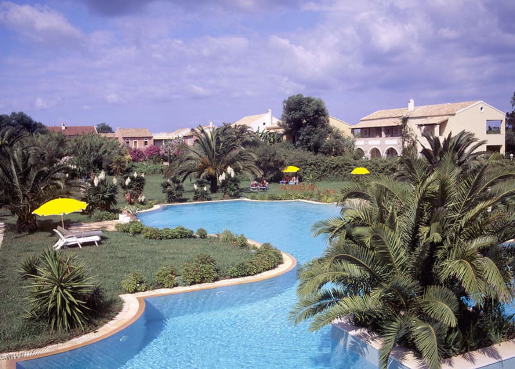 Großer kristallklarer Pool St. George's Bay Country Club