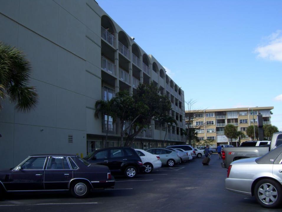 Parkplatzansicht Hotel Lauderdale by the Sea