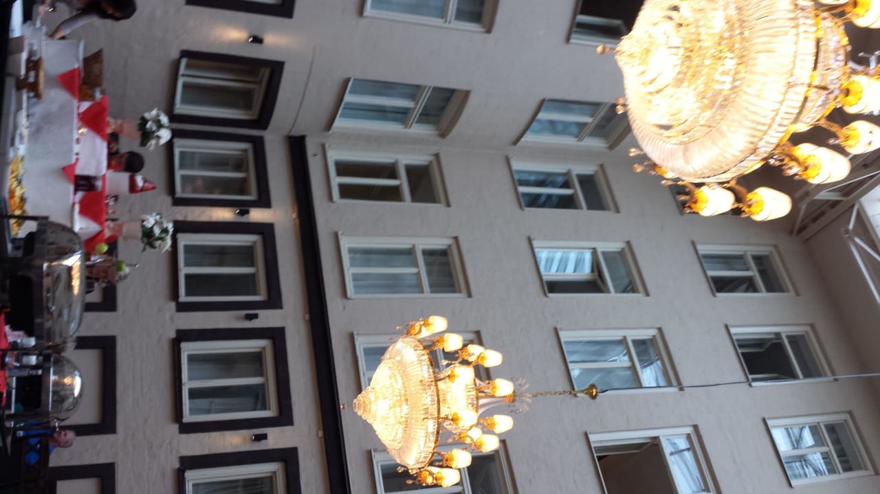 Frühstücksbuffet mit Blick nach oben Best Western Hotel Bentleys