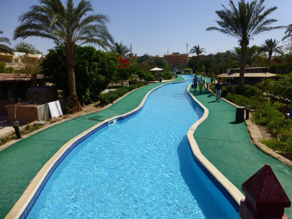 Verbindungspool mit Blick Richtung Haupthaus Golden Beach Resort