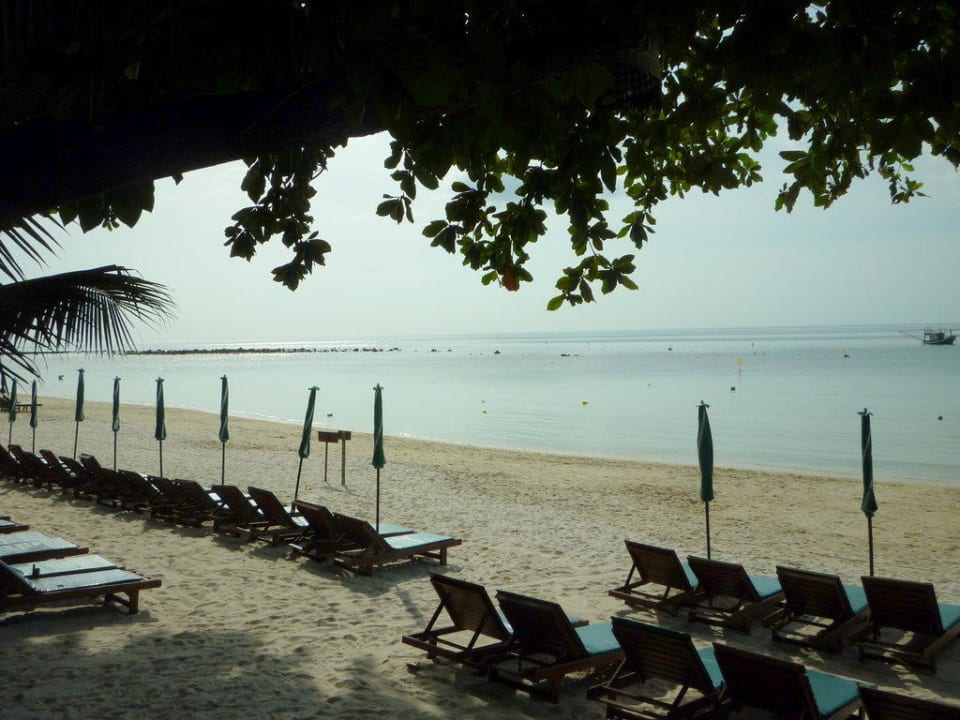 Blick über den Hotelstrand vom Pool aus Hotel Baan Chaweng Beach Resort & Spa