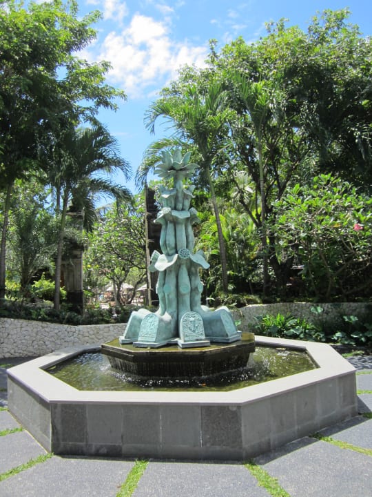 Brunnen vor dem Clubhaus Padma Resort Legian