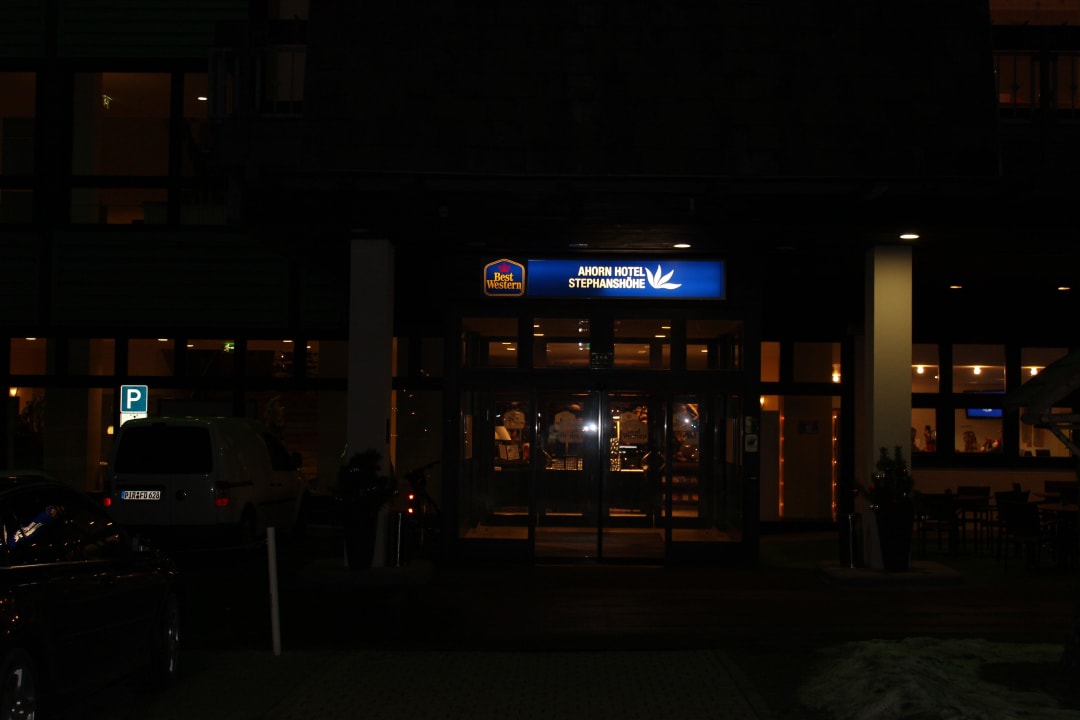 Eingang am Abend AHORN Waldhotel Altenberg