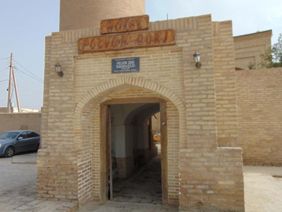 Außenansicht Madrasah Polvon-Qori Boutique