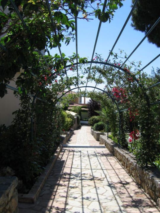 Een laantje naar de hotelkamers Hotel Akti Taygetos