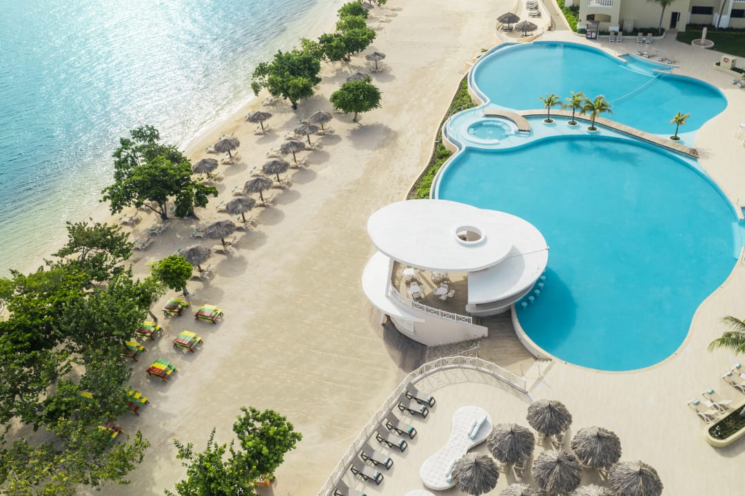 Pool Iberostar Waves Rose Hall Beach