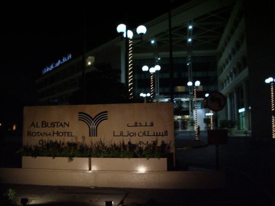 Hotelzufahrt Mövenpick Grand Al Bustan Dubai