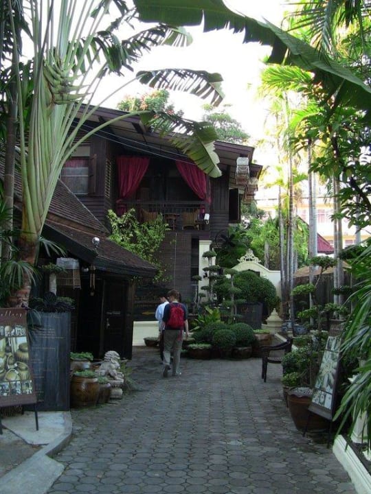 Eingang von der Straße (Hintereingang) Tri Yaan Na Ros Colonial House