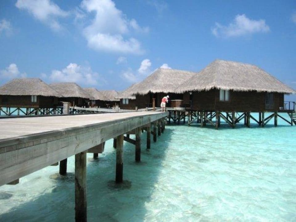 Steg zu den Watervillas Veligandu Maldives Resort Island