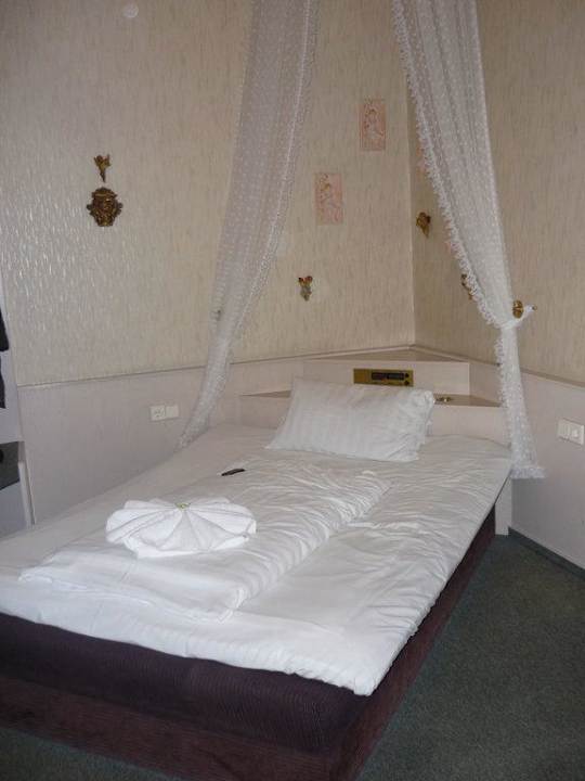 Bett im Einzelzimmer Hotel Wittelsbach am Kurfürstendamm