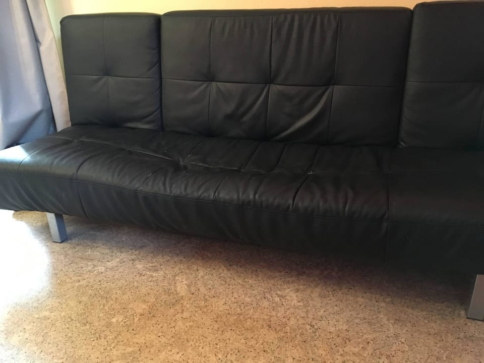 Total durchgesessene uralte Couch im App. maxi ULRICHSHOF Nature · Family · Design