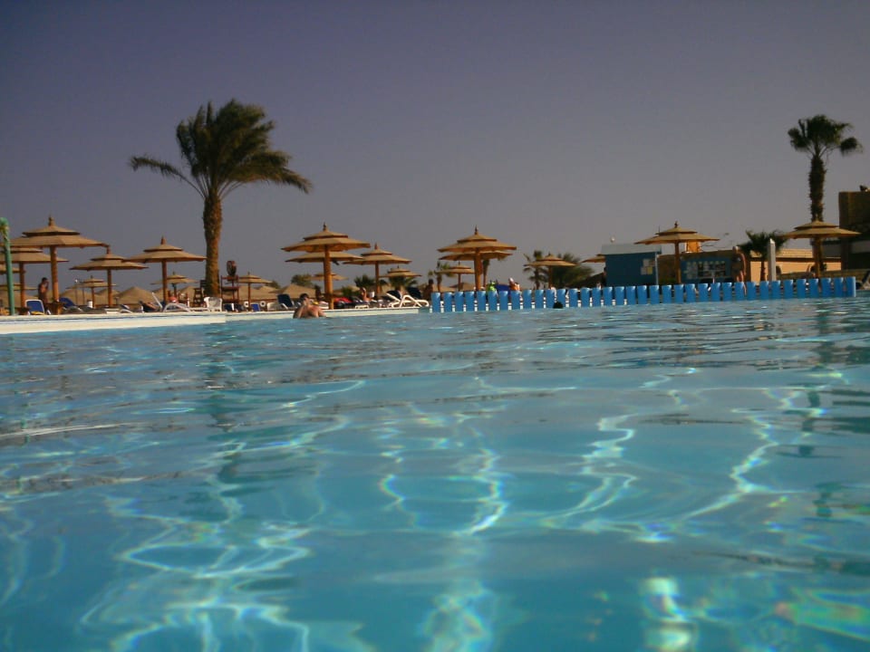 Poolanlage am Morgen Aladdin Beach Resort