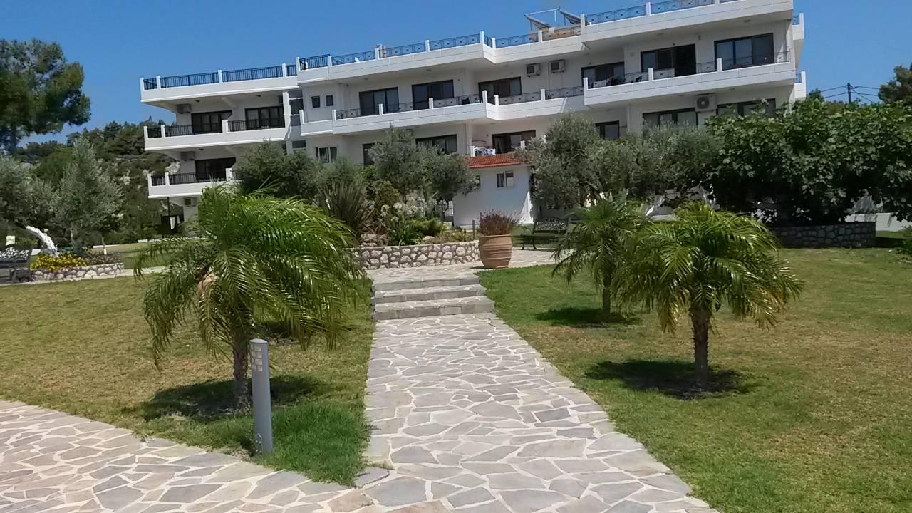 Hotelansicht vom Pool aus Hotel Helena Christina