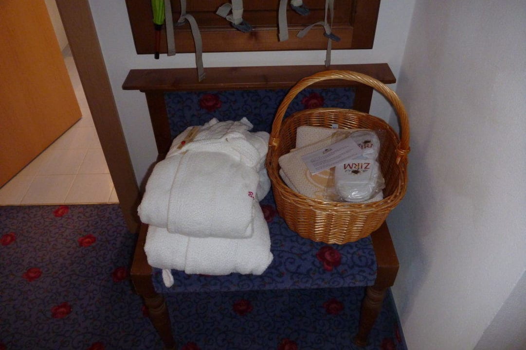 Accappatoi e cesto welness Berghotel Zirm