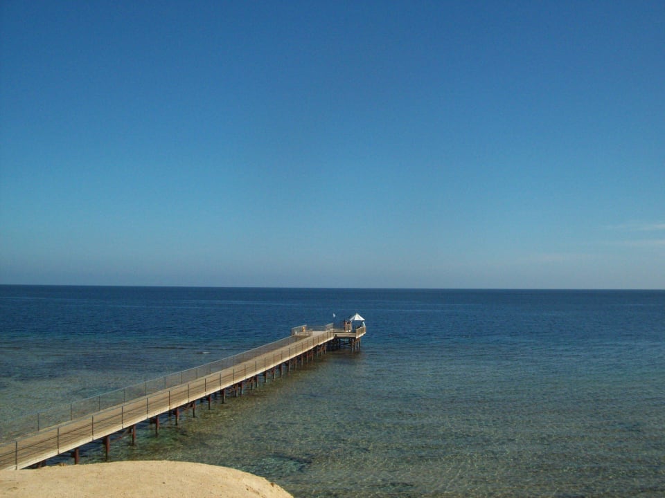 Steg zum Schnorcheln am Hausriff Jaz Grand Marsa