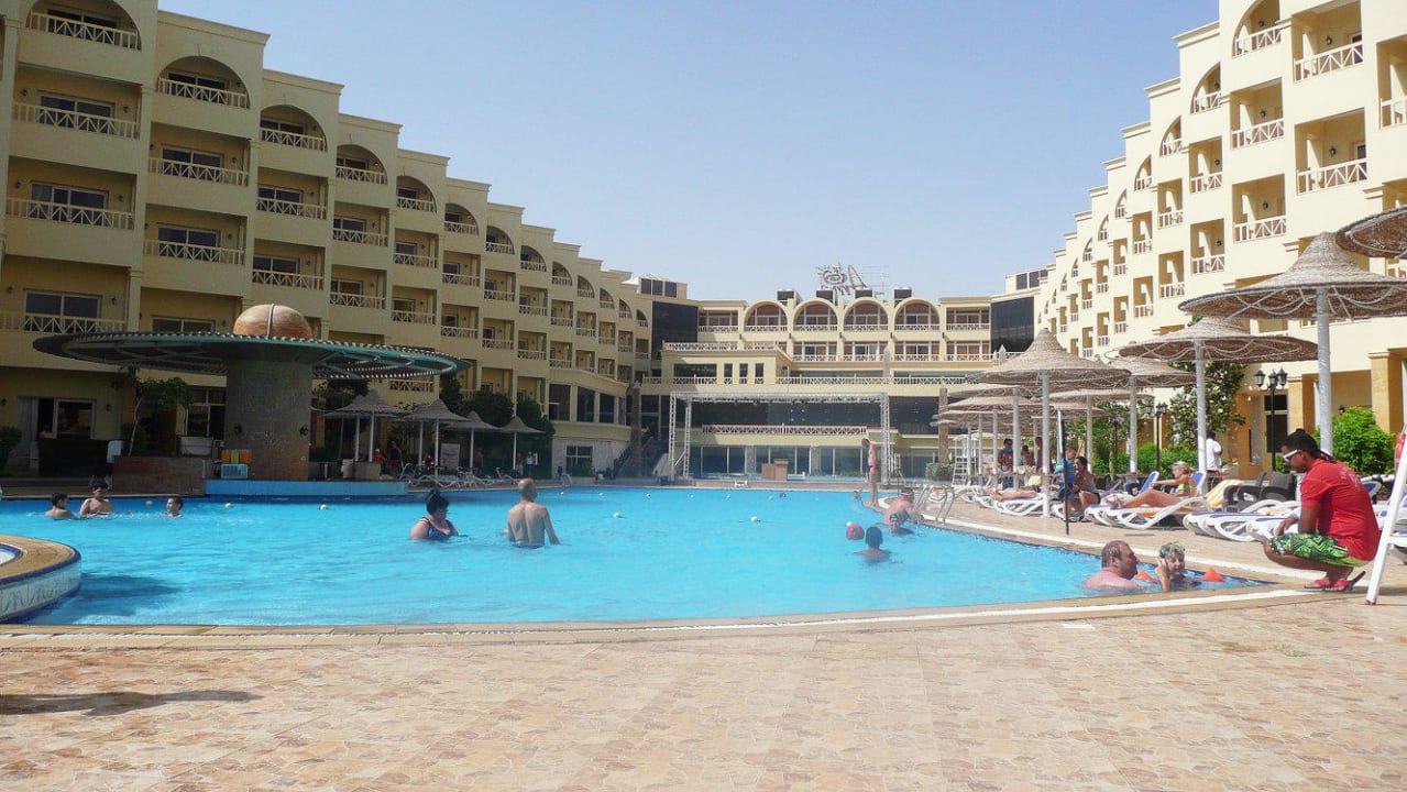 Widok na basen AMC Royal Hotel & SPA