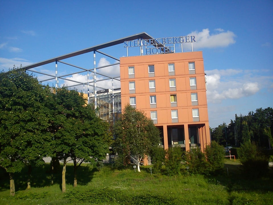 Hotel von der Donau aus Hotel Donauwelle Linz