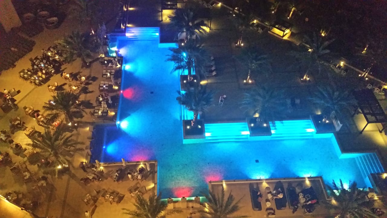 Blick von der Rooftopbar DoubleTree by Hilton Resort & Spa Marjan Island