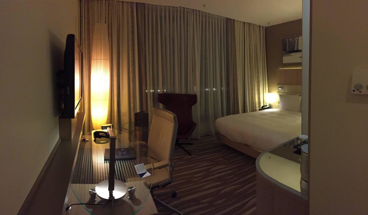 Schreibtisch und Bett Hilton Frankfurt Airport